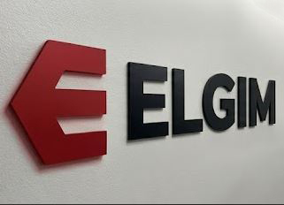 Primer zidnog logotipa u enterijeru